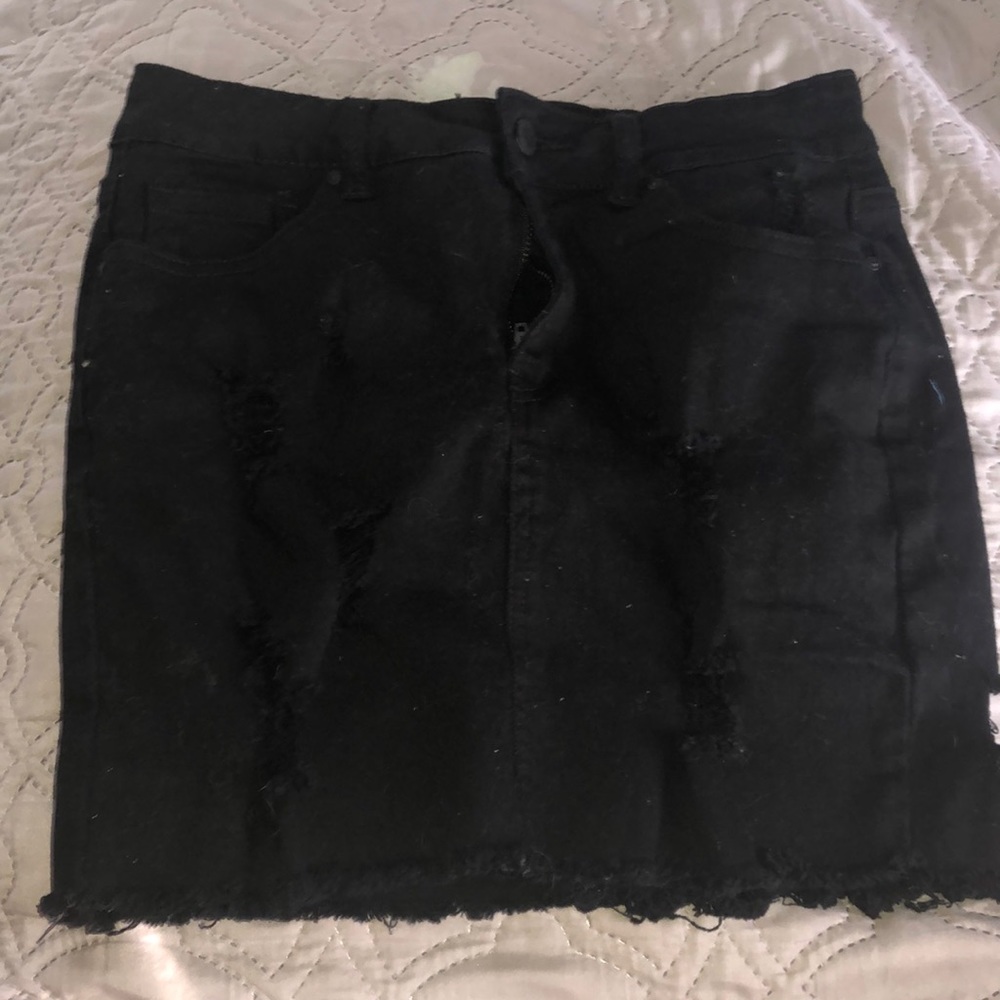 Ripped mini skirt !